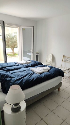 4 makuuhuonetta, silitysrauta/-lauta, ilmainen Wi-Fi, vuodevaatteet