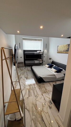 1 bedroom, free WiFi, bed sheets - Camera Visconti – Elegant Historic Room with Kitchenette in Pulsano Old Town (Pulsano)