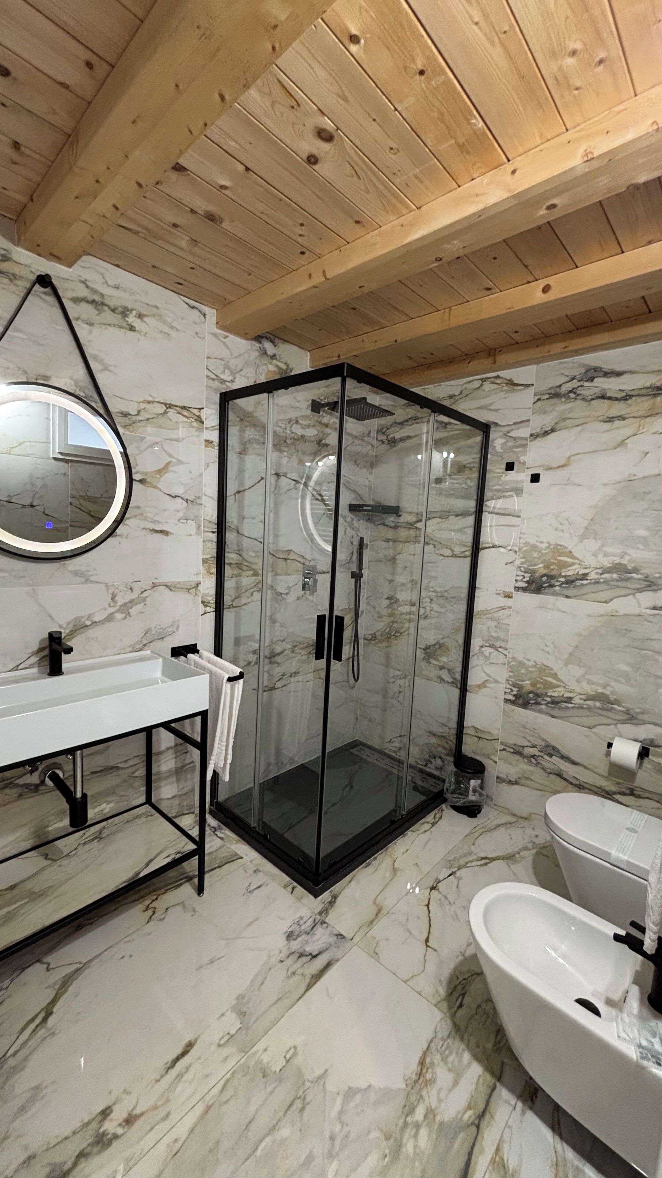 Shower, jetted tub, free toiletries, hair dryer