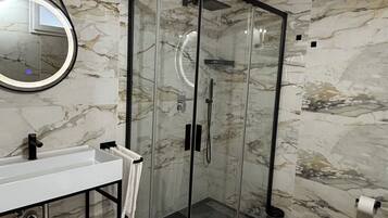 Shower, jetted tub, free toiletries, hair dryer