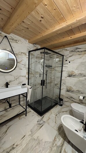 Dusche, Whirlpool, kostenlose Toilettenartikel, Haartrockner