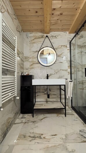 Bruser, boblebadekar, gratis toiletartikler, hårtørrer