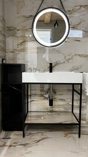 Shower, jetted bath, hair dryer, bidet