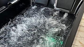 Bañera de hidromasaje cubierta