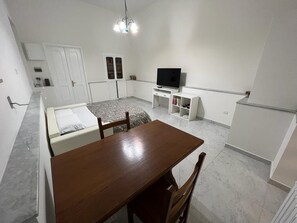 2 Schlafzimmer, BĂŒgeleisen/BĂŒgelbrett, WLAN, BettwĂ€sche
