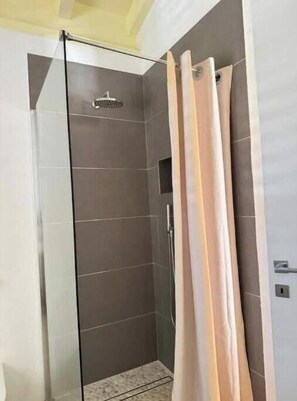 Shower, towels, shampoo, toilet paper - Ocean Garden Studio I (St Johns)