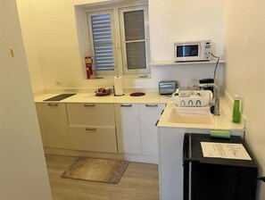 Frigorífic, microones, placa de cuina i cafetera i tetera 