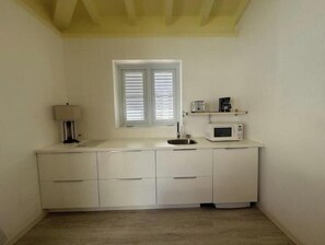 Fridge, microwave, stovetop, coffee/tea maker - Ocean Garden Studio I (St Johns)