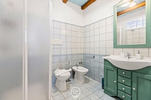 シャワー、ヘアドライヤー、ビデ、タオル