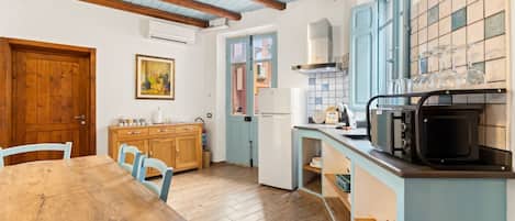 Jääkaappi, mikroaaltouuni, kahvin-/teenkeitin, ruokailupöytä