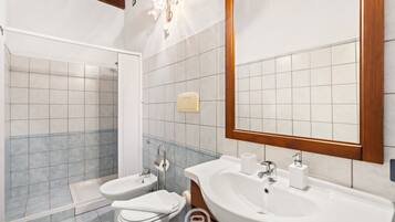 Doccia, asciugacapelli, bidet, asciugamani