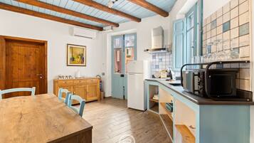 Réfrigérateur, micro-ondes, cafetiÚre/bouilloire