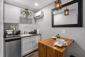 Kühlschrank, Mikrowelle, Wasserkocher mit Kaffee-/Teezubehör, Toaster