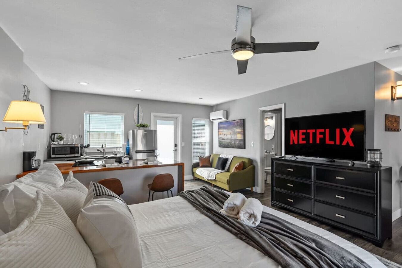 1 soverom, skrivebord, strykejern/-brett og reiseseng for barn