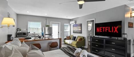 1 slaapkamer, een bureau, een strijkplank/strijkijzer, reisbedje