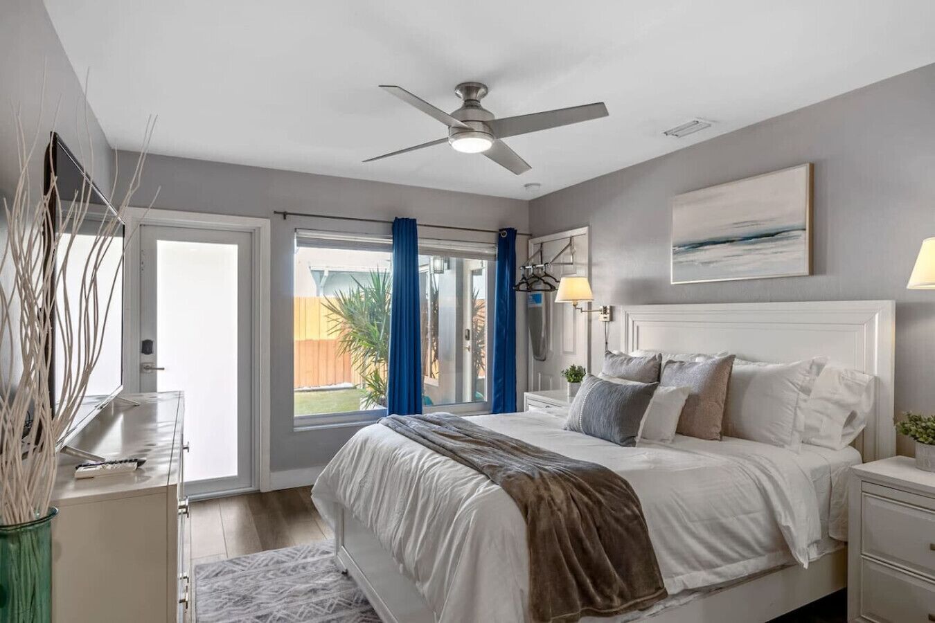 1 chambre, bureau, fer et planche à repasser, lit parapluie