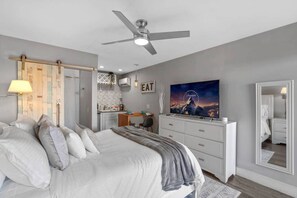 1 habitación, escritorio, tabla de planchar con plancha y cuna de viaje 