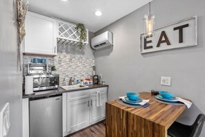 Refrigerador, microondas, cafetera y tetera y tostadora 