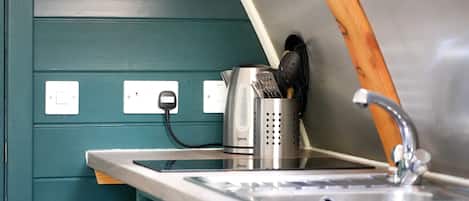 Refrigerador, microondas, tostadora y utensilios de cocina