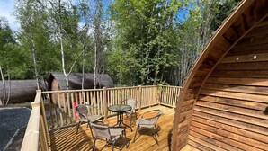 Outdoor dining - Deluxe Cosy Cabin in the Scottish Highlands (Tomintoul)