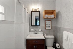 Secadora de cabello, toallas, jabón, shampoo 