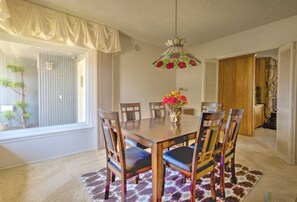 Dining - Charming 3-bedroom house with WiFi and AC in fabulous Los Angeles (Los Angeles)
