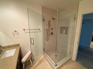 Shower, hair dryer, towels, soap - Charming 3-bedroom house with WiFi and AC in fabulous Los Angeles (Los Angeles)