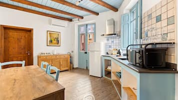 Kühlschrank, Mikrowelle, Wasserkocher mit Kaffee-/Teezubehör, Esstisch