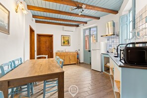 冷蔵庫、電子レンジ、コーヒー / ティーメーカー、ダイニングテーブル