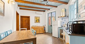 Refrigerador, microondas, cafetera/tetera, mesa de comedor