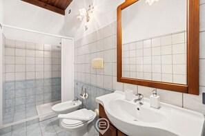 Shower, hair dryer, bidet, towels - Albachiara Guesthouse (Oristano)