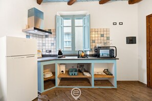 Kühlschrank, Mikrowelle, Wasserkocher mit Kaffee-/Teezubehör