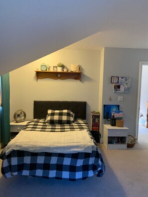 3 habitaciones, tabla de planchar con plancha, wifi y ropa de cama