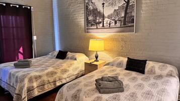 3 habitaciones, escritorio y tabla de planchar con plancha