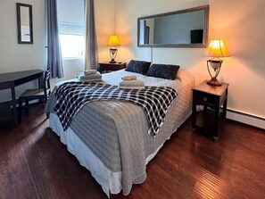 3 bedrooms, desk, iron/ironing board, travel crib