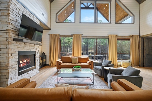 Knotty Pines * Lit Pickleball & Basketball | EV | Pingpong |Pool Table | Hot tub