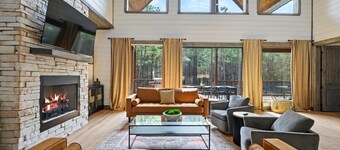 Knotty Pines * Lit Pickleball & Basketball | EV | Pingpong |Pool Table | Hot tub