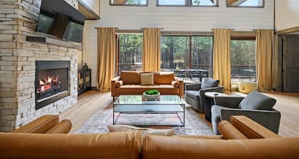 Knotty Pines * Lit Pickleball & Basketball | EV | Pingpong |Pool Table | Hot tub