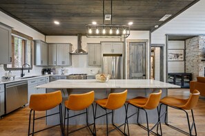Fridge, microwave, oven, stovetop - Knotty Pines * Lit Pickleball & Basketball | EV | Pingpong |Pool Table | Hot tub (Broken Bow)