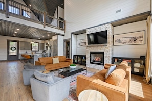 Smart TV, fireplace, ping pong - Knotty Pines * Lit Pickleball & Basketball | EV | Pingpong |Pool Table | Hot tub (Broken Bow)