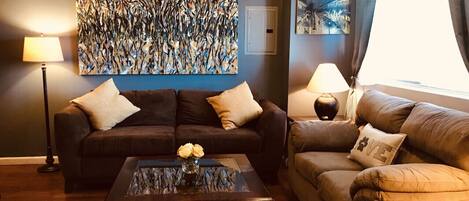 Smart-tv, een kantoor en een computerscherm