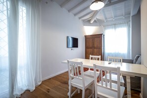 Dining - JCL first apt in the heart of Florence (Firenze)
