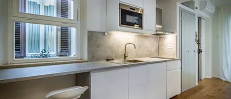 Jääkaappi, mikroaaltouuni, uuni, liesi