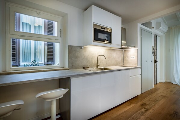 Fridge, microwave, oven, stovetop