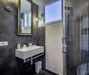 Dusche, Haartrockner, Bidet, Handtücher