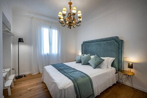 3 habitaciones, escritorio y tabla de planchar con plancha 