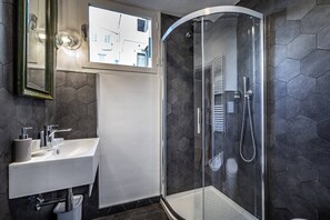 Shower, hair dryer, bidet, soap - JCL first apt in the heart of Florence (Firenze)
