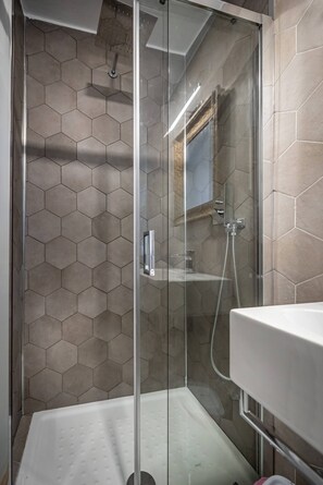 Shower, hair dryer, bidet, soap - JCL first apt in the heart of Florence (Firenze)