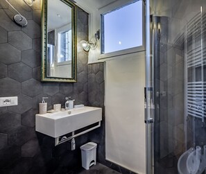 Douche, sèche-cheveux, bidet, serviettes fournies