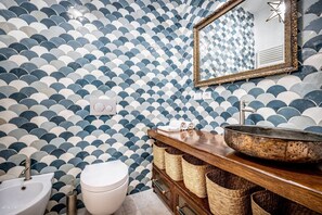 Dusche, Haartrockner, Bidet, Seife